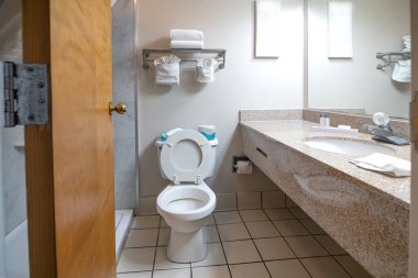 Banyo ve tuvalet beyaz fayanslarla kaplıdır ve lavabonun önünde büyük bir ayna vardır.