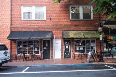 Eski tuğla binalar ve dar sokaklar. Turistler için küçük dükkanlar.