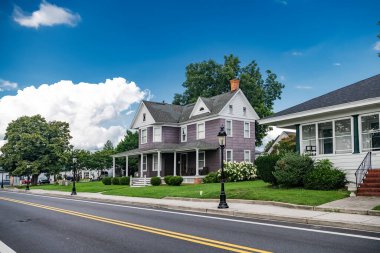 Geleneksel Amerikan tarzında eski evler. Oymalı cepheli evler. Berlin, Maryland 'in tarihi sokakları.
