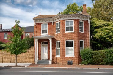 Winchester, Virginia 'nın eski sokaklarındaki tarihi tuğla binalar..