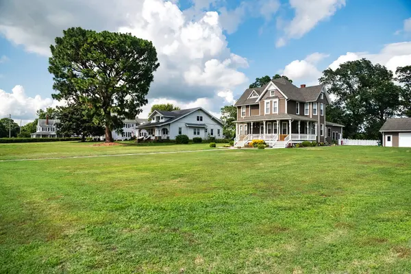 Geleneksel Amerikan tarzında eski evler. Oymalı cepheli evler. Berlin, Maryland 'in tarihi sokakları.