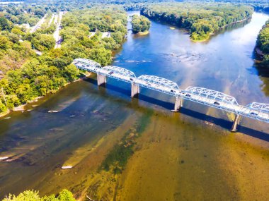 Maryland ve Virginia eyaletlerinin sınırında köprüsü olan Potomac Nehri ve ormana bakan manzara. hava fotoğrafı