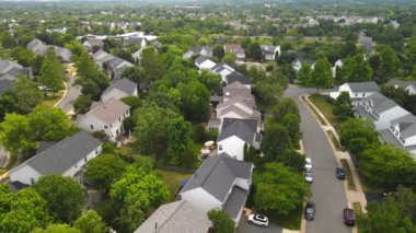 Mahalle Mahallesi Kompleksi. Bir banliyö mahallesindeki bireysel ev ve sokaklara yükseklikten bakıldığında.