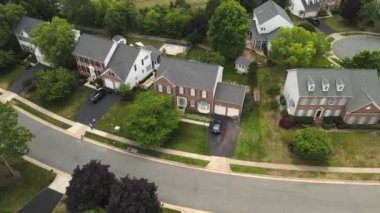 Mahalle Mahallesi Kompleksi. Bir banliyö mahallesindeki bireysel ev ve sokaklara yükseklikten bakıldığında.