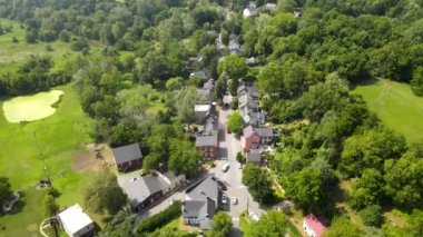 Waterford, Virginia 'nın Tarihi Köyü, Hava Aracı Görüntüsü. Yeşil ağaçların arasında eski evler.