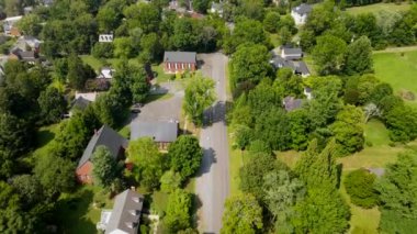 Waterford, Virginia 'nın Tarihi Köyü, Hava Aracı Görüntüsü. Yeşil ağaçların arasında eski evler.