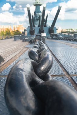 USS Kuzey Carolina Müze Gemisi 'nin demirleme zinciri.