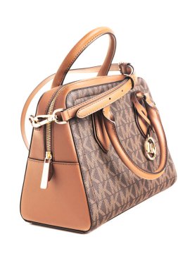 Fermuarlı el çantası Michael Kors beyaz arka planda izole edilmiştir. Modaya uygun kadın aksesuarları.