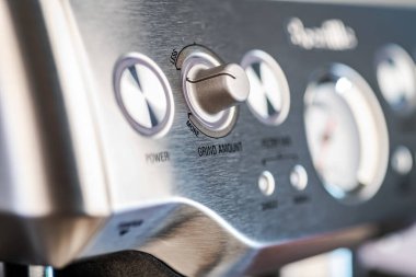 Modern espresso kahve makinesi. Kontrol düğmeleri ve barometre. Yakın plan..