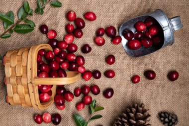 Sepet ve kepçeyle çuval bezi. Yukarıdan görüntüle.