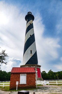 Kuzey Carolina Atlantik Okyanusu 'ndaki Cape Hatteras Deniz Feneri. Bulutların arka planında.