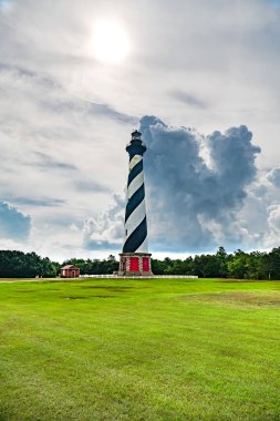 Kuzey Carolina 'da harika bir adada yeşil çimlerde siyah-beyaz deniz feneri.