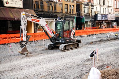 Kentsel çevre sokakta küçük makine res Ekskavatör onarım sırasında kaldırımda çalışır