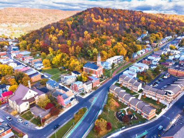 Sonbaharda antik şehrin yukarıdan görünüşü. Maryland 'deki sararmış tepeler arasında yollar, evler ve kiliseler.