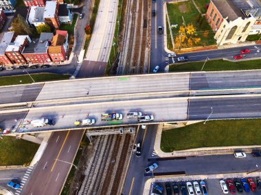 Küçük bir Amerikan şehrinde yol ve demiryolu kavşağı. Yukarıdan görüntüle.