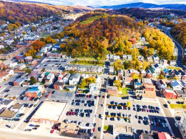 Yukarıdan sonbahar manzarası. Sonbaharda Maryland 'de eski bir kasaba. Evler, arabalı otoparklar, sarı ağaçlar ve tepeler arasında kiliseler..