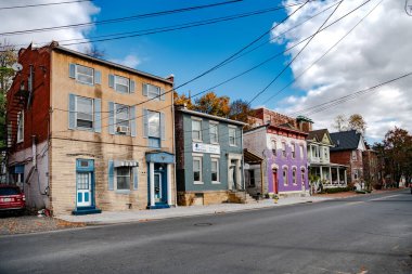 Antik renkli tuğla evler ve sonbahar gökyüzünün altındaki sokaklar. Eski Amerikan kasabası Cumberland 'in mimarisi.