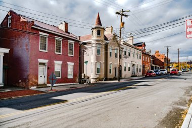 Eski Amerikan şehri Cumberland 'in sokak mimarisi. Renkli tuğlalı evler ve kaldırımlar.