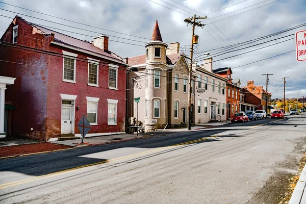 カンバーランドの古いアメリカの町の通り建築 着色された煉瓦の家および舗装 — ストック写真