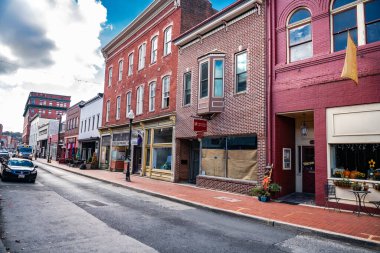 Eski Amerikan şehri Cumberland 'in sokak mimarisi. Renkli tuğlalı evler ve kaldırımlar.