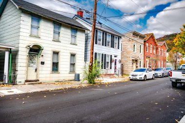 Maryland, Cumberland 'in tarihi merkezinde eski renkli evleri olan bir sokak. Eski Amerika 'nın mimarisi.