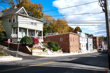 Maryland, Cumberland 'in tarihi merkezinde eski renkli evleri olan bir sokak. Eski Amerika 'nın mimarisi.