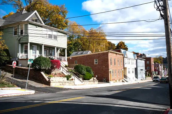 メリーランドのカンバーランドの歴史的な中心部に古いカラフルな家を持つ通り アメリカ合衆国の建築 — ストック写真