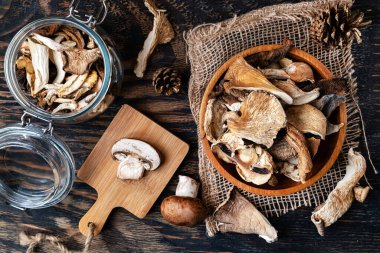 Ahşap kasede kurutulmuş mantar karışımı. Mantarları kapat.