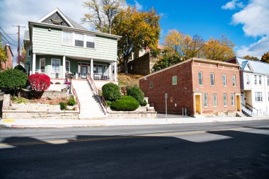 Maryland, Cumberland 'in tarihi merkezinde eski renkli evleri olan bir sokak. Eski Amerika 'nın mimarisi.