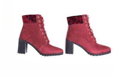 Kirazlı kadın ayak bileği çizmesi ve bağcıklı deri. Beyaz arka planda izole edilmiş. Yakın plan..