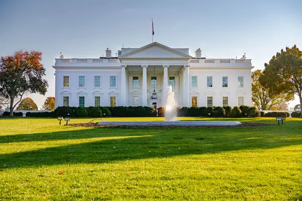 Washington 'daki Beyaz Saray Sonbaharda batan güneşin ışınlarıyla.