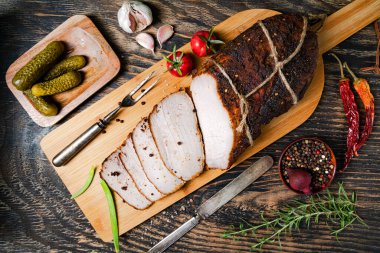 Tahta bir masada dilimlenmiş domuz eti. Yukarıdan görüntüle.