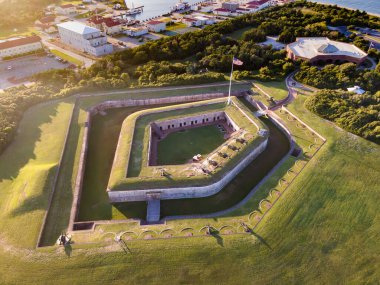 Batan güneşin altında, etrafında büyük bir çimenlik alan olan Macon Kalesi. Kuzey Carolina 'daki ulusal park. Yukarıdan görüntüle.