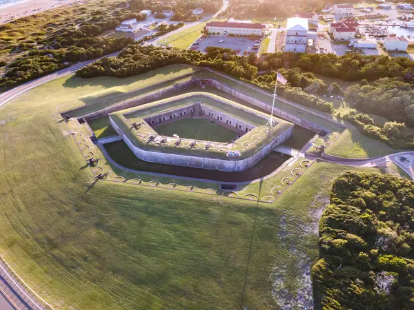 Kuzey Carolina 'daki Ulusal Park. Gün batımında Fort Macon 'da. İnsansız hava aracından görüntüle.