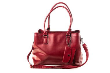 Beyaz arka planda şık bir kadın çantası. Bordo deriden yapılmış şık bir aksesuar..