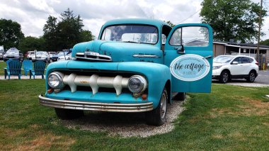 50 'lerin Ford F-100 kamyoneti yerel bir mağazaya reklam veriyor..