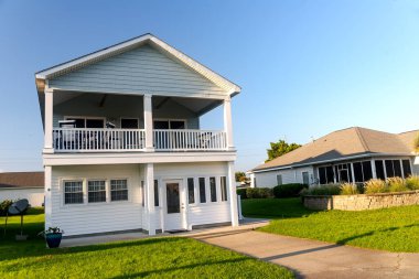 Atlantik Okyanusu 'nun kıyısındaki iki katlı kulübe. Palmiye ağaçları ve mavi gökyüzü.