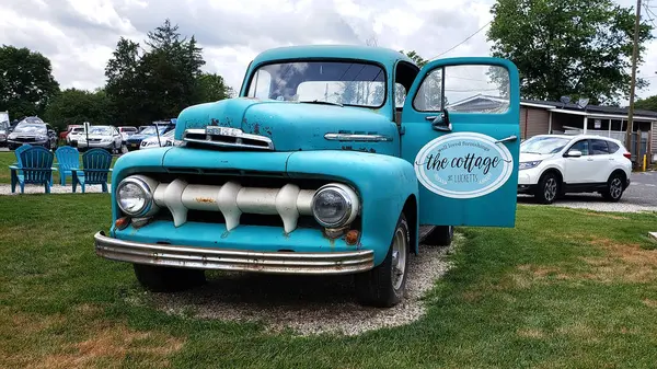 50 'lerin Ford F-100 kamyoneti yerel bir mağazaya reklam veriyor..