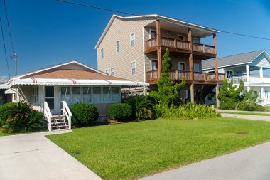 Atlantik Okyanusu 'nun kıyısındaki iki katlı kulübe. Palmiye ağaçları ve mavi gökyüzü.