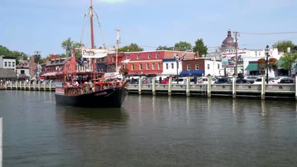 Schooner Omvandlas Till Ett Piratskepp För Turister Avgår Från Annapolis — Stockvideo