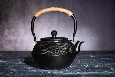 Geleneksel siyah Asya dökme demir çaydanlığı 