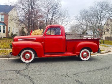 50 'lerin efsanevi Amerikan pikap kamyoneti Ford F-100 yolun kenarına park etti..