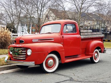 50 'lerin efsanevi Amerikan pikap kamyoneti Ford F-100 yolun kenarına park etti..