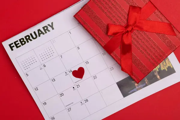 Februari Kalendersjabloon Met Hartvorm Gift Rode Achtergrond Vlakke Lay Bovenaanzicht — Stockfoto