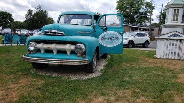 50 'lerin Ford F-100 marka hurda kamyonet reklamı. Yerel bir mağaza..