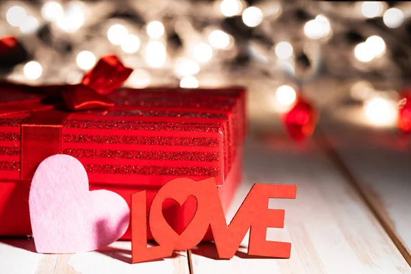 Слово Love Червона Подарункова Коробка Дерев Яному Столі Фоні Боке — стокове фото