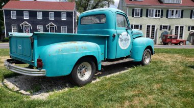 50 'lerin Ford F-100 marka hurda kamyonet reklamı. Yerel bir mağaza..