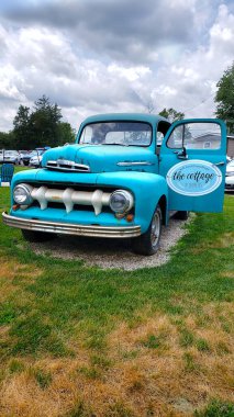 50 'lerin Ford F-100 marka hurda kamyonet reklamı. Yerel bir mağaza..