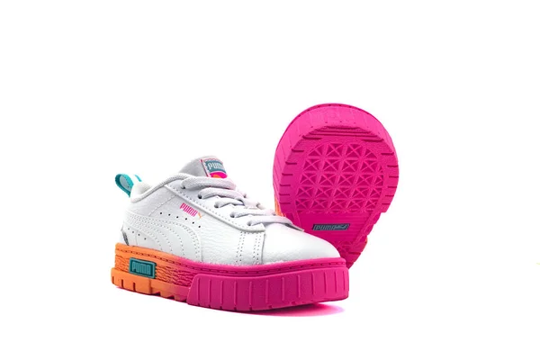 亮晶晶的童鞋 底色为白色 鞋底柔软 孩子们的时髦衣服 体育生活方式 — 图库照片
