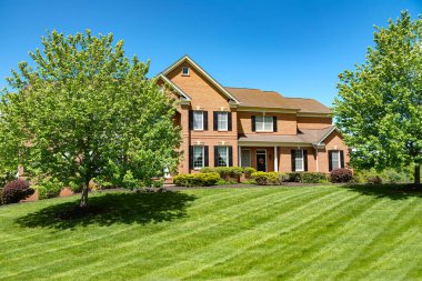 Kuzey Amerika 'nın banliyösünde lüks bir tuğla ev. Güzel manzaralı lüks evler..